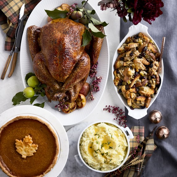 Obama and the first family serves thanksgiving meals